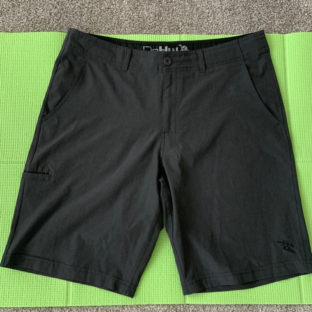 Da Hui shorts in lightweight material. Waist: 36.